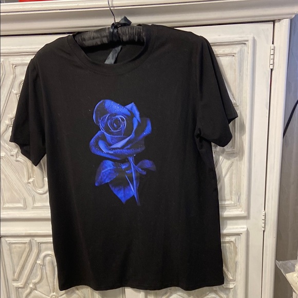 Final price accepted 💎 Black Blue Rose Crew Neck Short Sleeve Graphic Tee - Picture 1 of 4